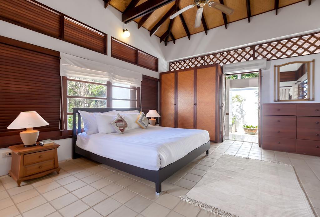 Baan Khunying - Secluded Phuket Beachfront Villa Rawai Habitación foto